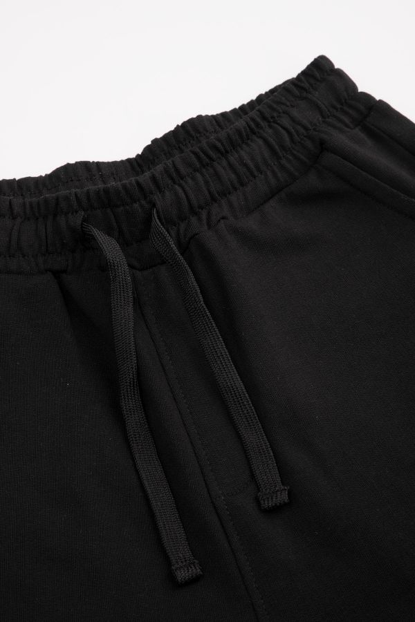 Spodnie dresowe czarne z nadrukiem na nogawce o fasonie SLIM 2221607
