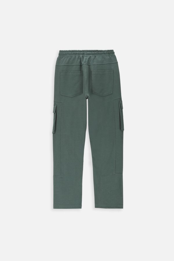 Spodnie dresowe zielone z kieszeniami i przeszyciami na nogawkach o fasonie REGULAR 2226347