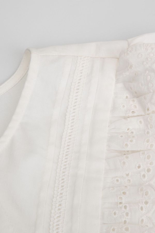 Bluzka z długim rękawem biała z haftem i falbanami