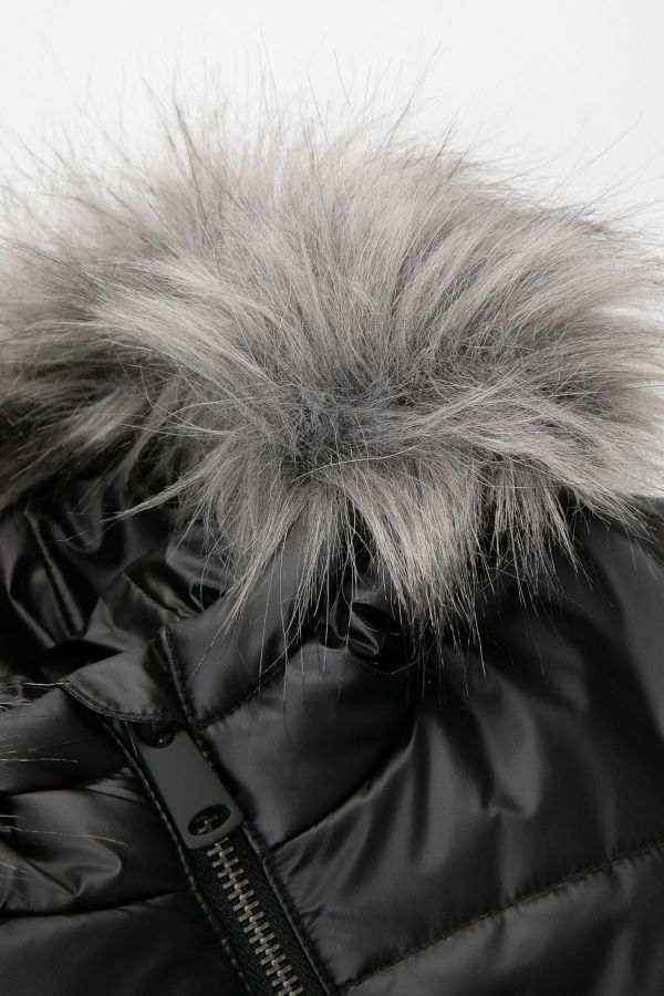 Płaszcz zimowy czarny pikowany z kapturem i kieszeniami 2221227