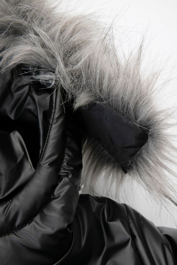 Płaszcz zimowy czarny pikowany z kapturem i kieszeniami 2221228