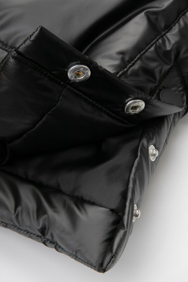 Płaszcz zimowy czarny pikowany z kapturem i kieszeniami 2221230