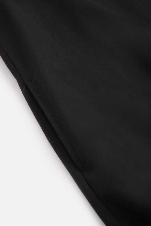 Sukienka dzianinowa z długim rękawem czarna dresowa z kapturem i napisem 2221859