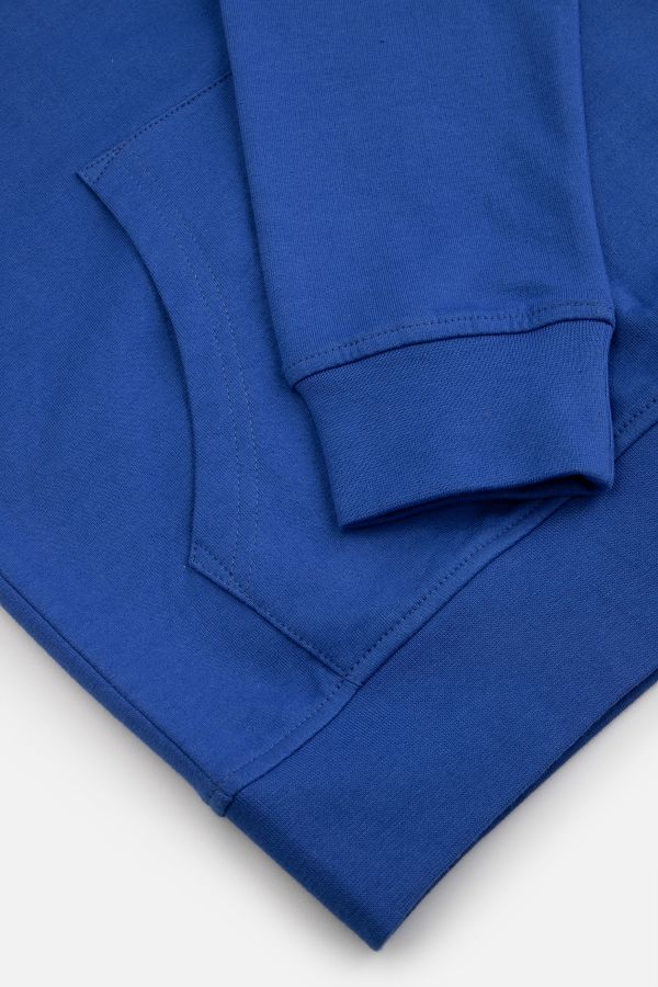 Bluza dresowa z kapturem kobaltowa kangurka z nadrukami 2221899