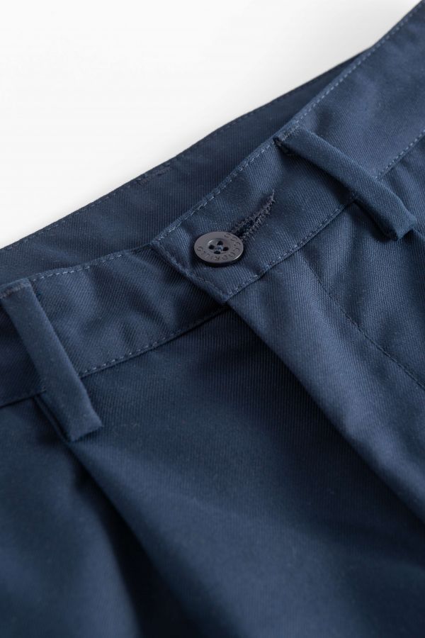 Spodnie tkaninowe eleganckie spodnie garniturowe granatowe z kantem i zaszewkami 2155397