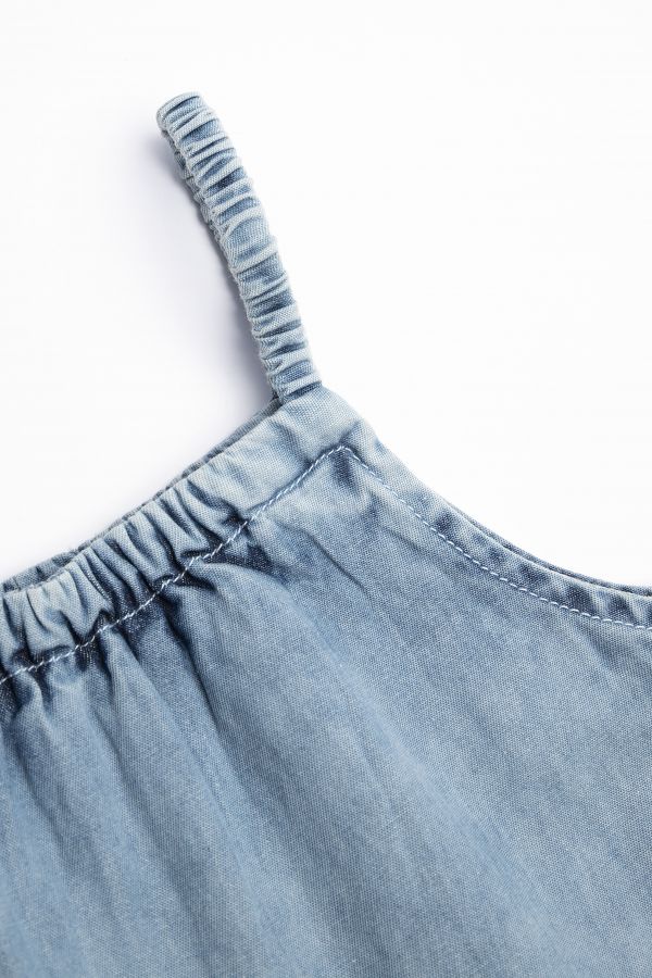 Sukienka jeansowa na ramiączkach ze strzępionym dołem 2157073