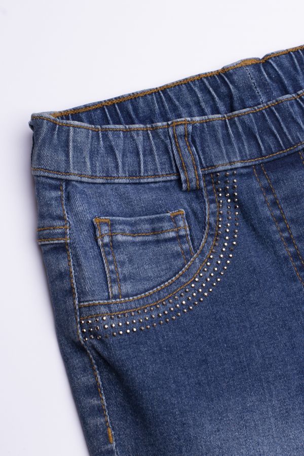 Spodnie jeansowe z ozdobnymi kamieniami przy kieszeniach o fasonie SLIM 2194327