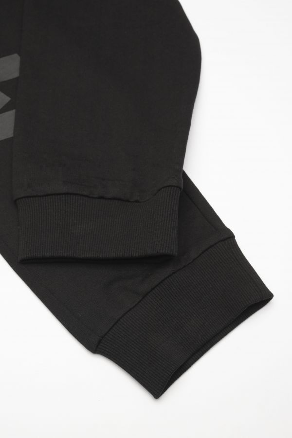 Spodnie dresowe czarne z nadrukiem na nogawce o fasonie SLIM 2111886