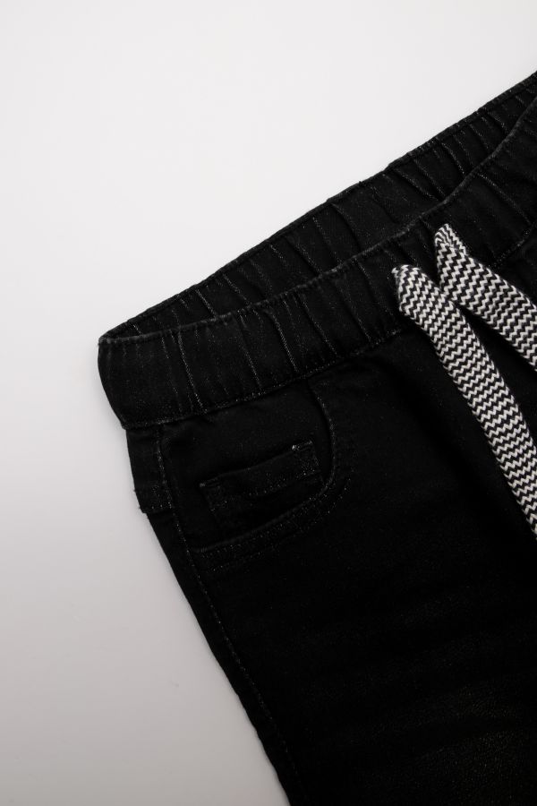 Spodnie jeansowe czarne z wiązaniem w pasie REGULAR FIT 2112676