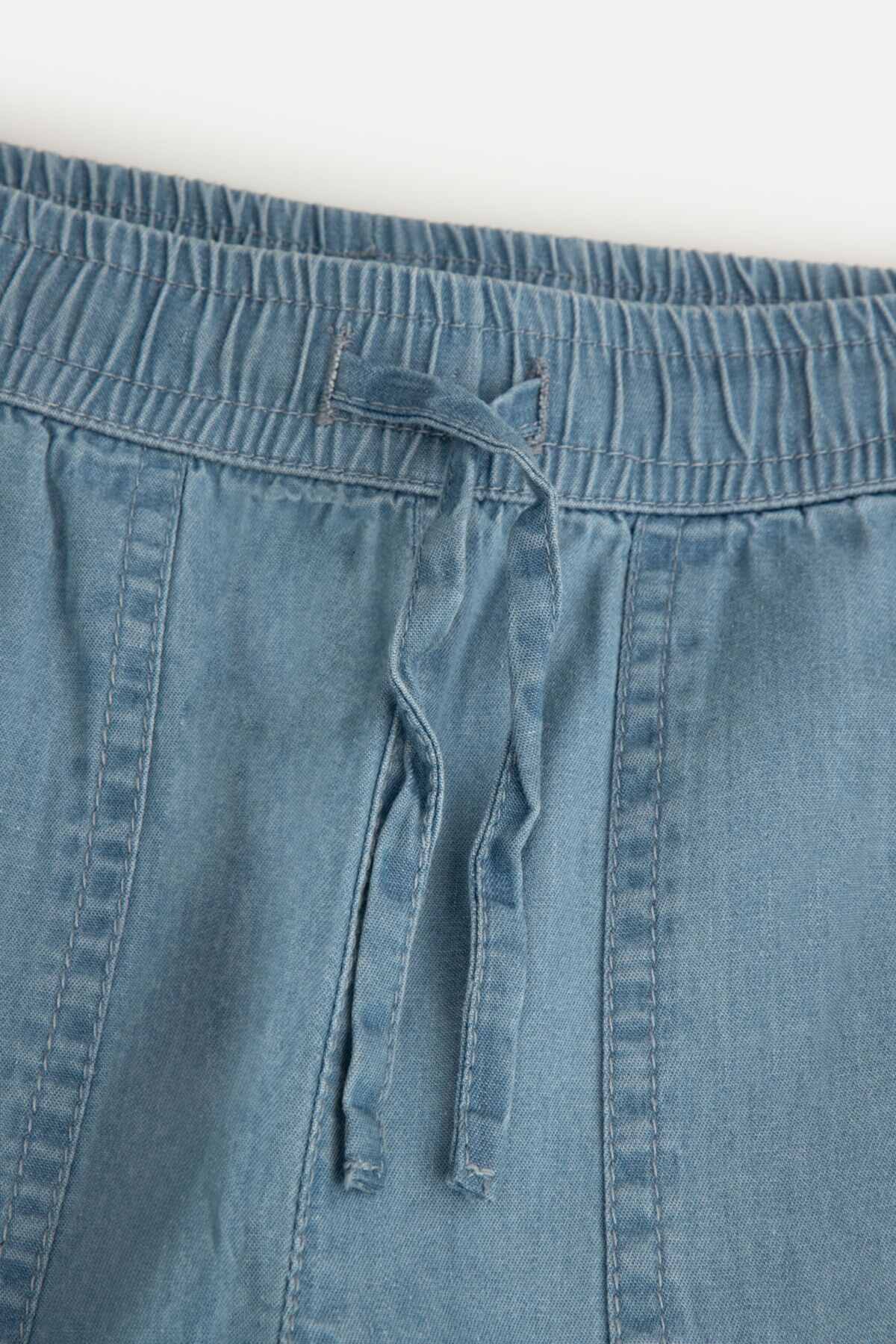 Spodnie jeansowe niebieskie rozszerzane z kieszeniami 2235329