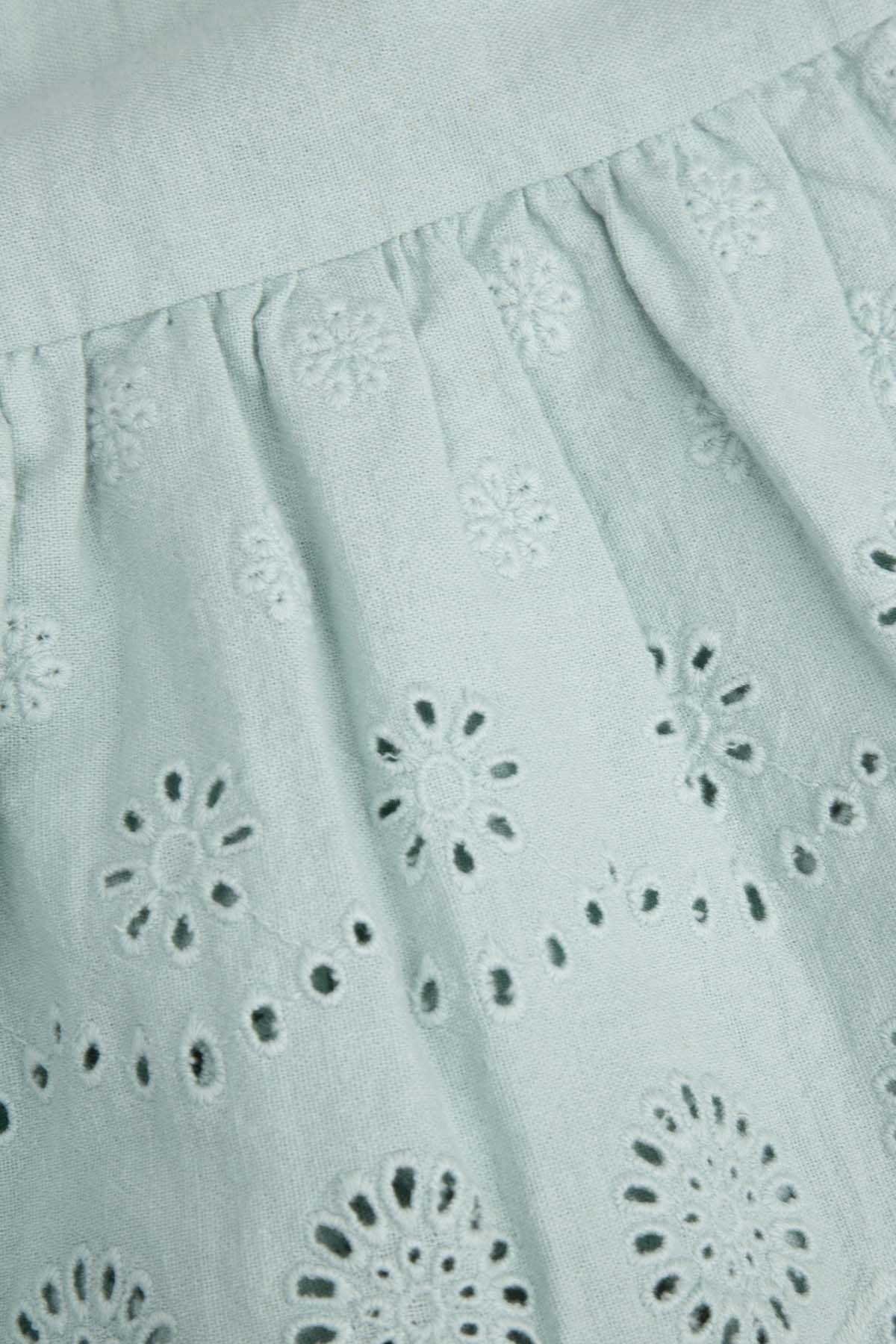 Sukienka tkaninowa miętowa rozkloszowana z ozdobnym haftem 2232035
