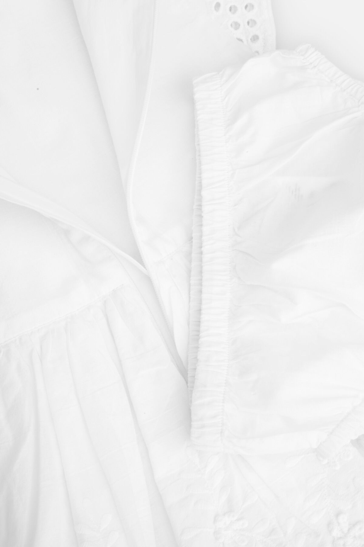 Sukienka tkaninowa biała z koronkowymi wykończeniami 2235499