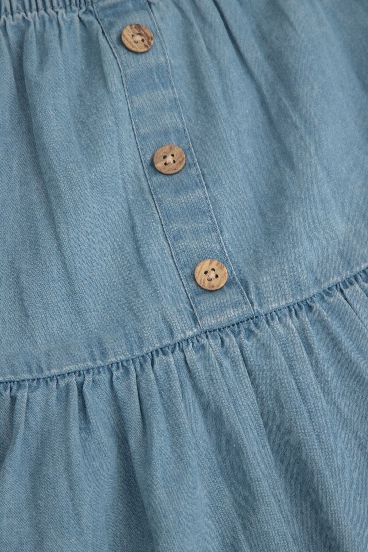 Sukienka jeansowa niebieska z falbanami 2235350