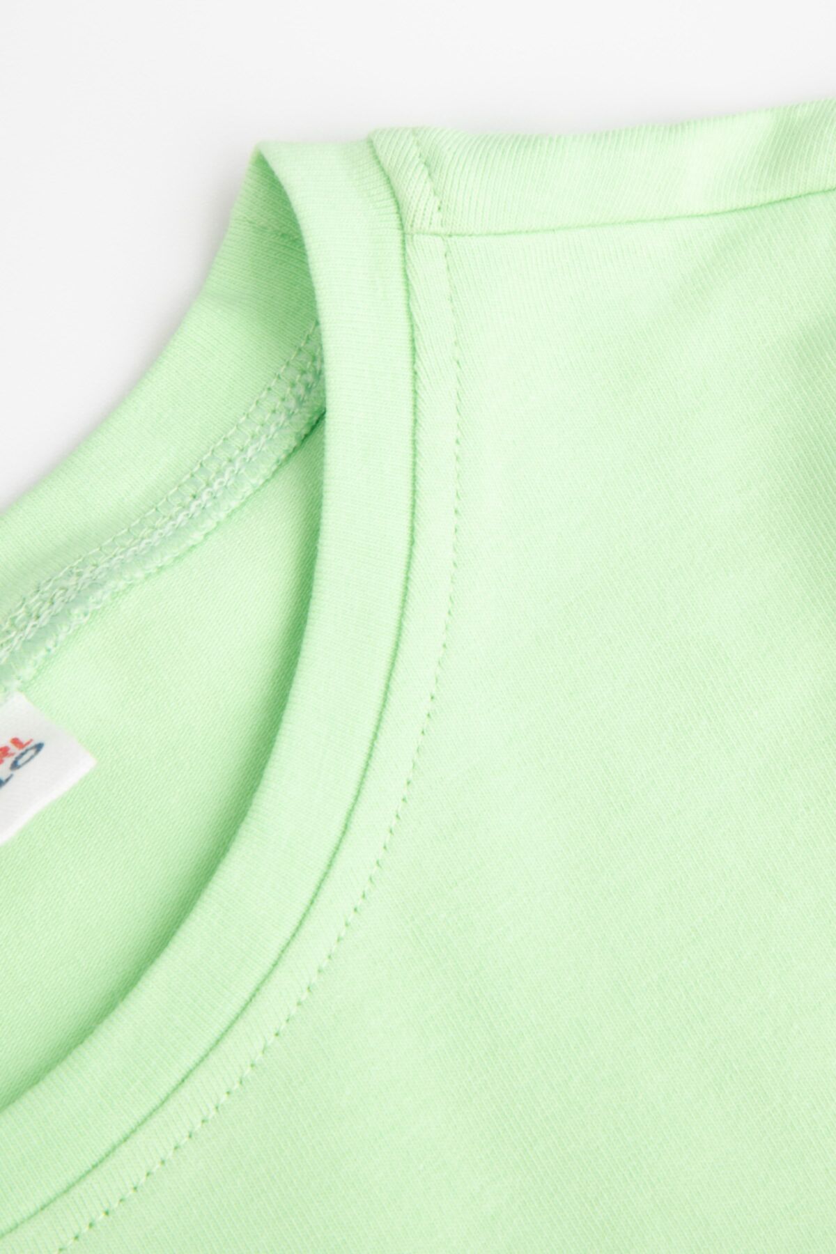 T-shirt z krótkim rękawem zielony nadrukiem na przodzie i ozdobnymi falbankami 2235373