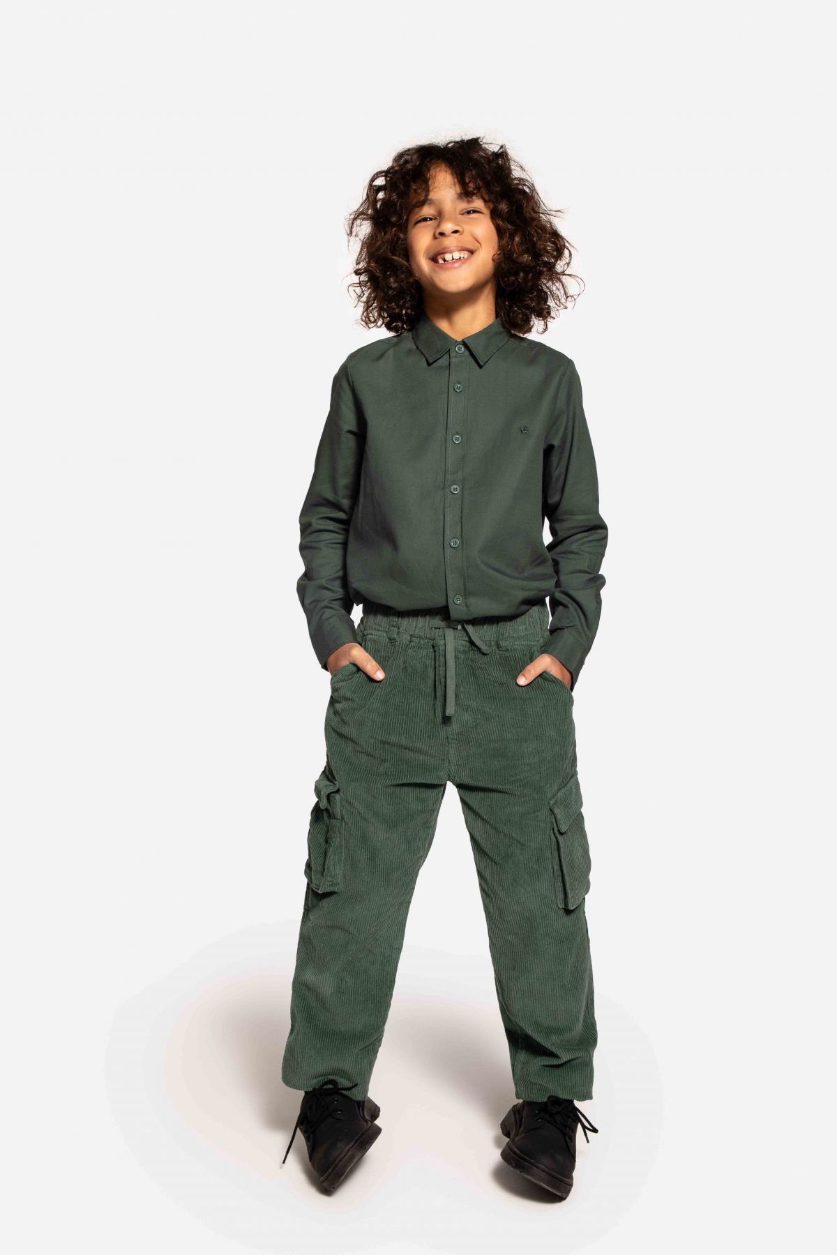 Spodnie tkaninowe zielone sztruksowe o fasonie REGULAR 2229276