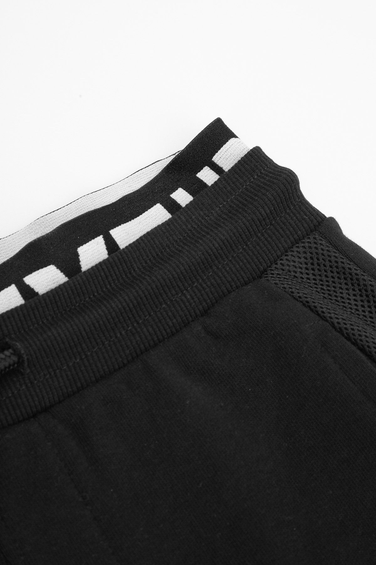 Spodnie dresowe czarne z wstawkami z siatki o fasonie SLIM 2218515