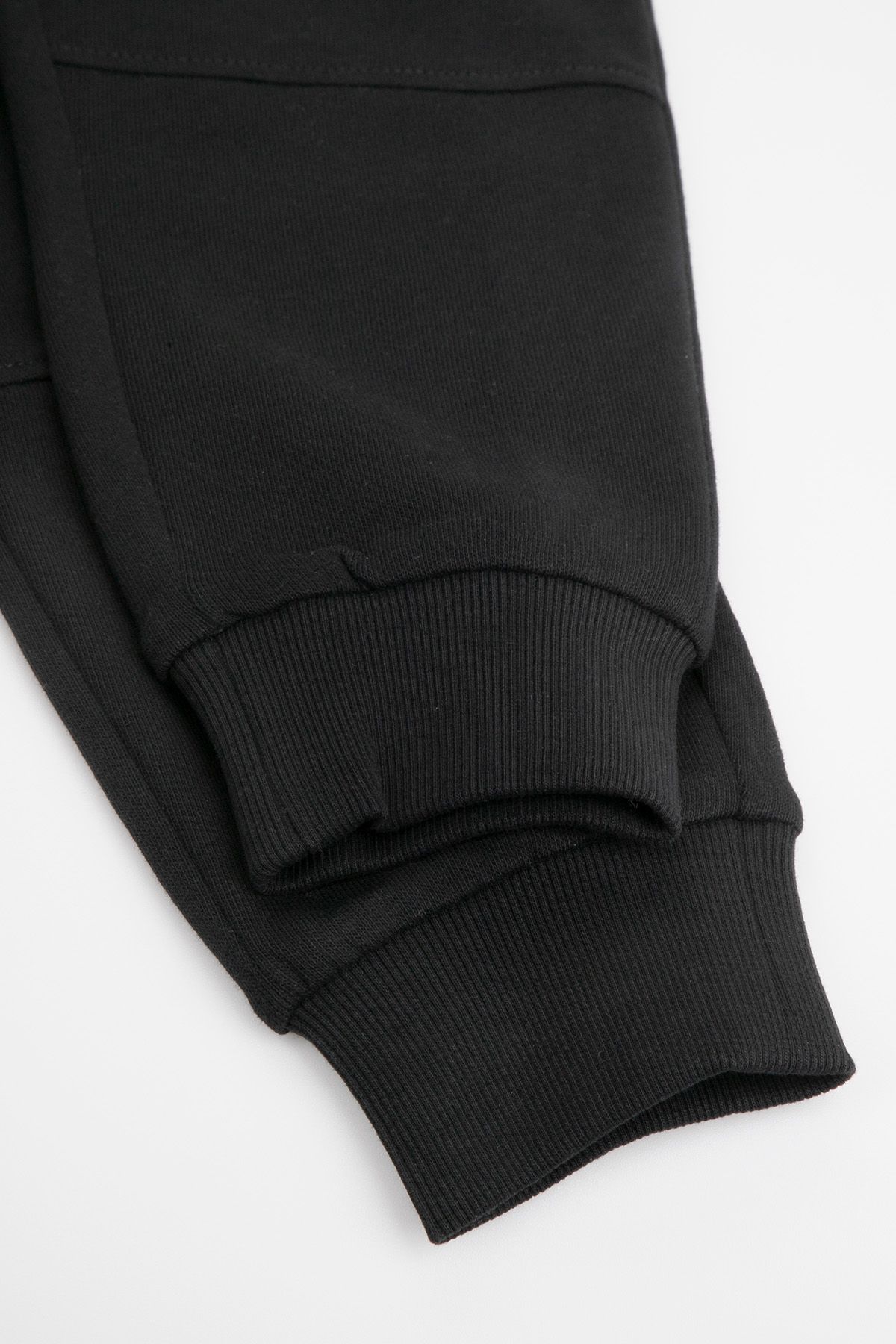 Spodnie dresowe czarne z ozdobną gumą w pasie o fasonie SLIM 2218342