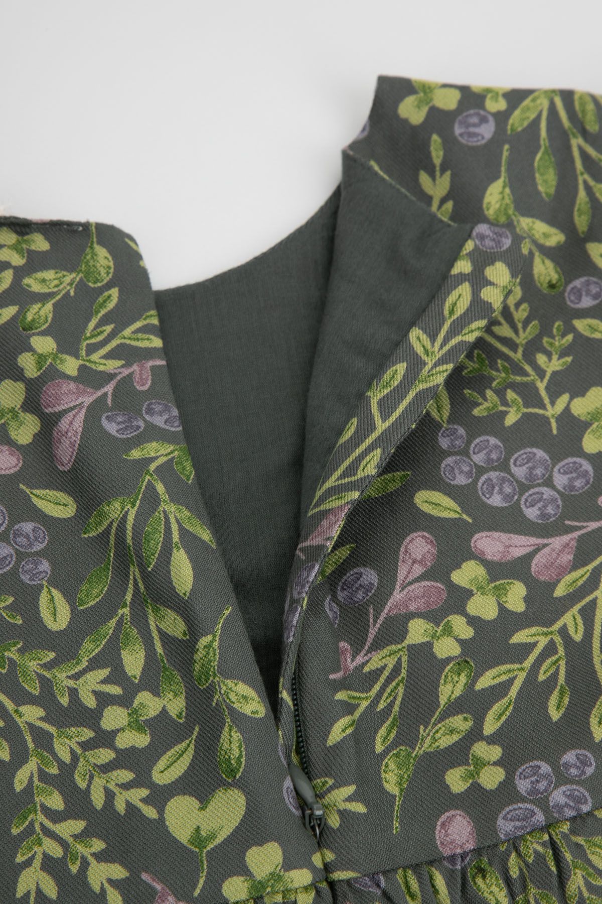 Sukienka tkaninowa zielona z printem w kwiaty i falbankami na rękawach 2219808