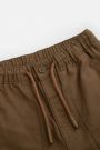 Spodnie tkaninowe brązowe z kieszeniami i przeszyciami na nogawkach o fasonie REGULAR 2222002