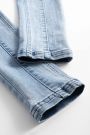 Spodnie jeansowe niebieskie z ozdobnym szwem TREGGINS 2156720