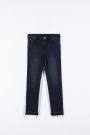 Spodnie jeansowe z efektem sprania i strzępioną nogawką o fasonie SLIM 2194108