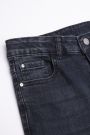 Spodnie jeansowe z efektem sprania i strzępioną nogawką o fasonie SLIM 2194110