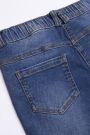 Spodnie jeansowe z ozdobnymi kamieniami przy kieszeniach o fasonie SLIM 2194328